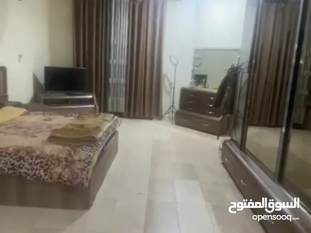 غرفه نوم 7قطع تركي نضيفه جدا كنتور وملحق جربايه وميزينه وميز تواليت وميز تلفزيون وزاويه