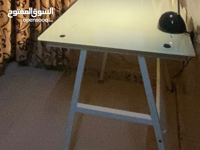طاولة مكتبية مستعملة بحالة ممتازة