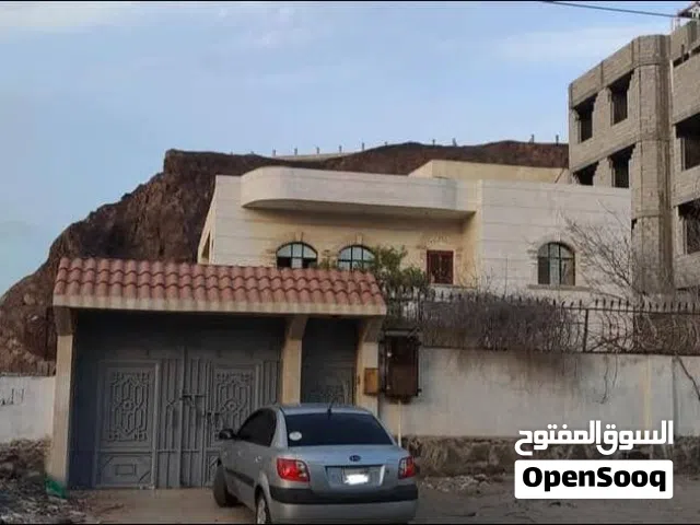 للبيع فله في البريقة في كود النمر  المساحة الإجمالية: 20 × 31    مساحة البناء: 16 × 13.5 م