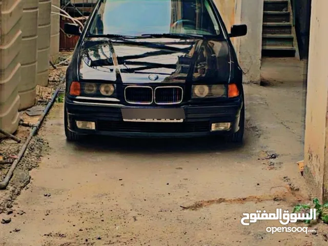 BMW 318 وطواط