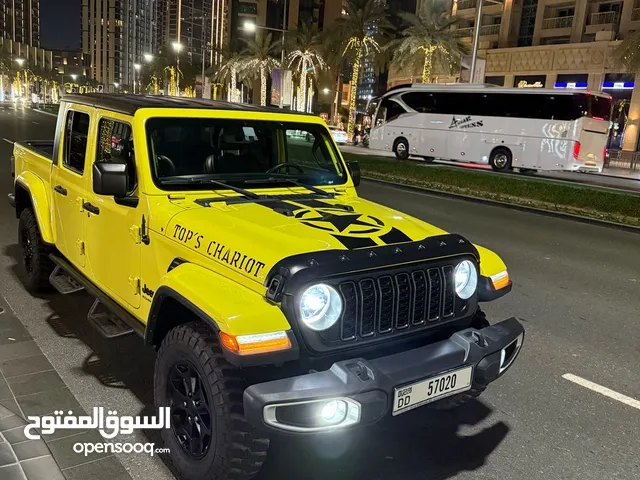 إعلان عن سيارة بيك اب دبل كبين ماركة جيب جلاديتور موديل 2023: