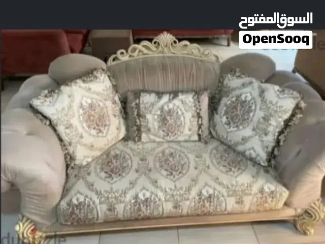 صالون كنبه كبيره وكنبه صغيره واتنين كرسي وترابيزه كبيره