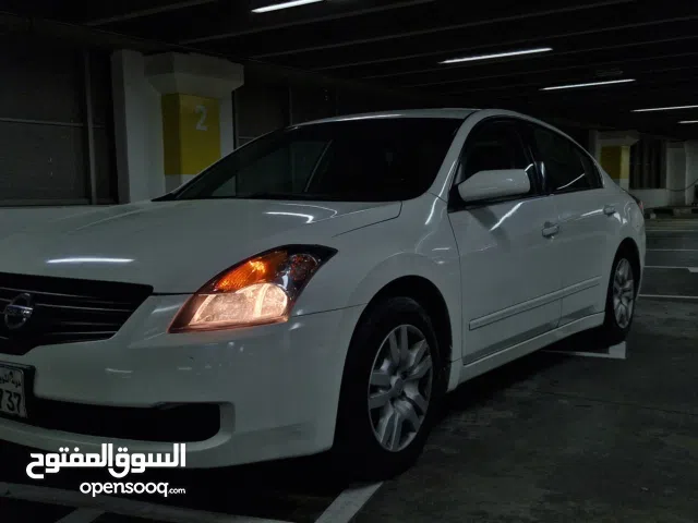 للبيع بداعي السفر نيسان ألتيما 4 سلندر موديل 2009 بحالة نظيفة جدا ماشي 185 ألف فقط