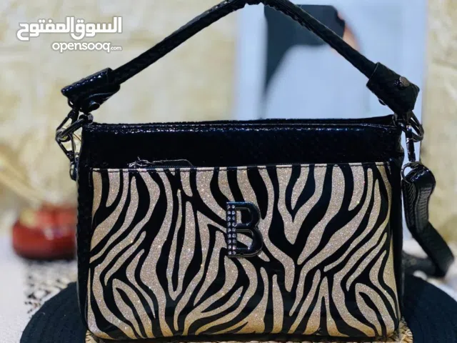 أفخم الحقائب النسائية لهذا الموسم بتشكيلة روغان الجديدة. حقيبة جلد لامع درجة أولى، حجم وسط، خمس سحاب