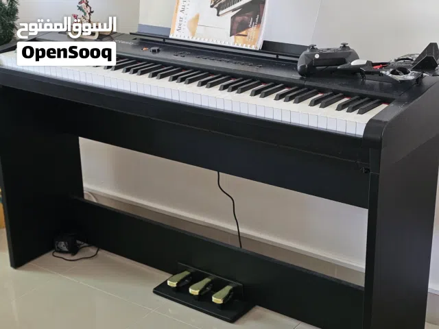 بيانو جميل لم يمس ولم يستخدم من قبل، بسعر ممتاز