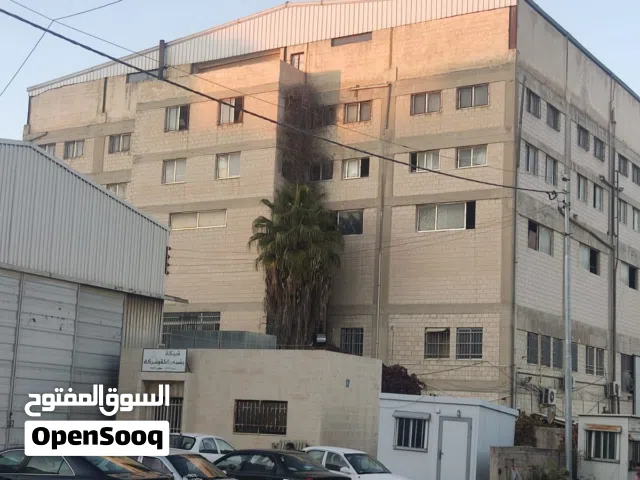 للبيع مبنى صناعي/تجاري ضخم في المقابلين أو, مساحة 10.200 م2 بناء خرساني مرخص و كهرباء صناعية