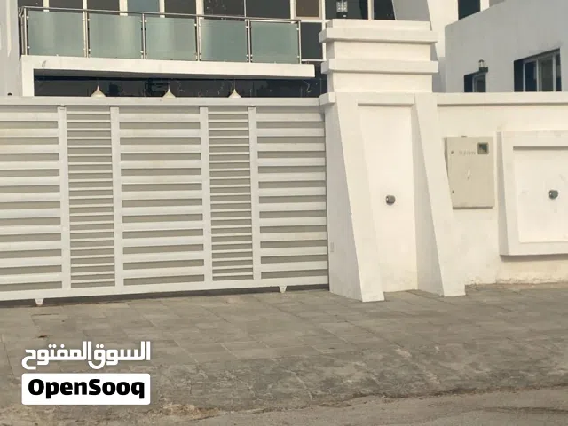 فيلا مؤجرة في العامرات الخامسة على 2  4 غرف نوم وصالة ومجلس و6 حمامات مساحة الارض 405 متر مساحة البن