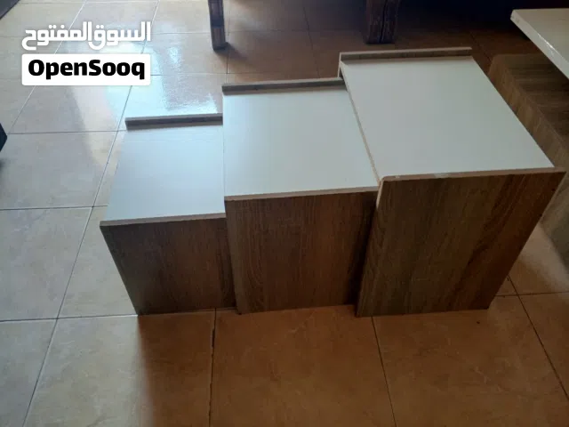 طاولة وسط مع طاولات جانبية