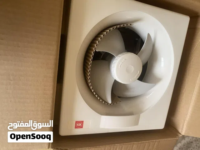مروحة التهوية في الصورة هي KDK 15AAQ1 سم25*25سم