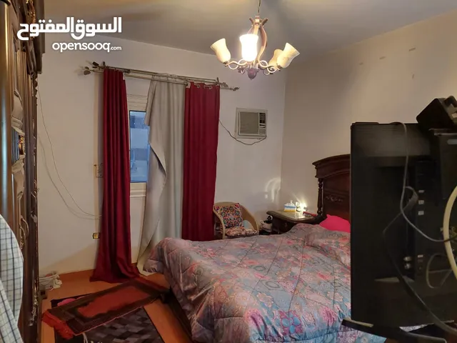 شقه للبيع بسعر مغرى وبجانبها مدارس و جامعات و مواصلات و الحي حايوي