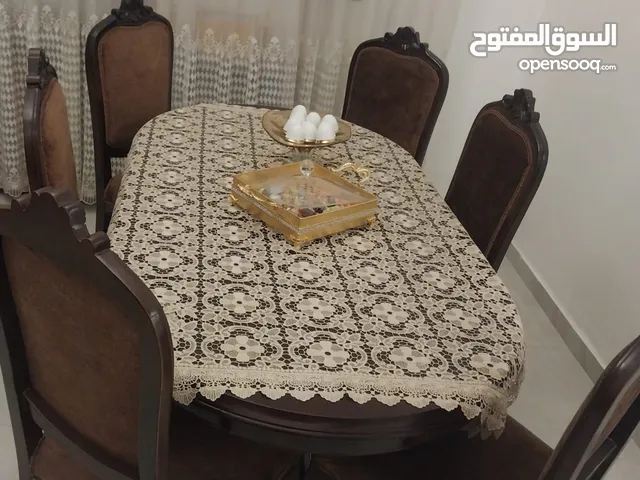 طاولة سفرة زان مع 6كراسي بحالة ممتازة جدا للبيع لونها بني مع كراسي مصنوعة من الشمواه البني