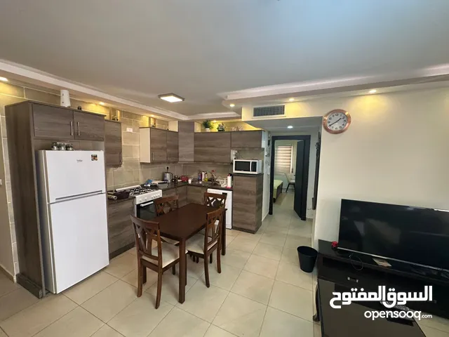 شقه مفروشه للايجار ضاحيه الامير راشد +2 نوم + 100 متر + ترس واسع +550 دينار