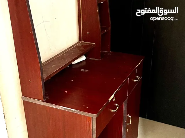 تسريحة  كبت غرفة نوم نضيفة لا يوجد فيها مشاكل