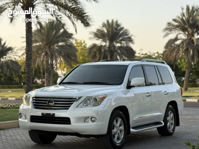 لكزيس LX 570 موديل 2011 لون ابيض من داخل زعفراني فول اوبشن السياره بدون