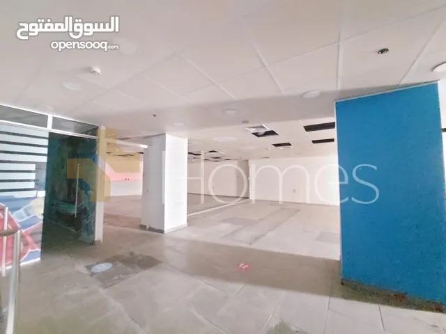 معرض يصلح لكافة الاعمال التجارية للبيع في شارع عبدالله غوشه