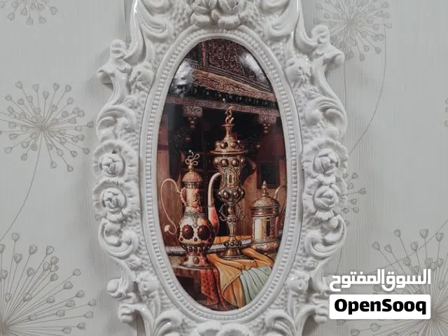 لوحة فنية تراثية بإطار أبيض مزخرف –تضيف لمسة أصالة وفخامة لديكور منزلك