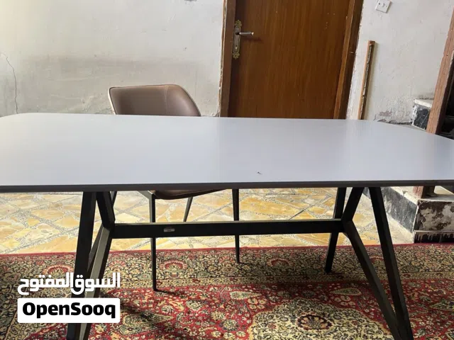 ميز نظيف مع 4 كراسي