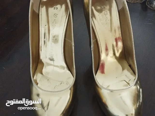 Gold With Heels in Hawally