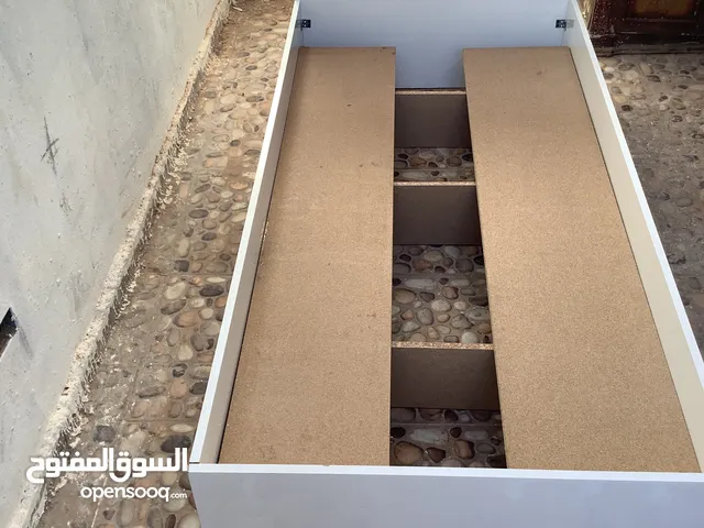 سرير في حالة جيدة