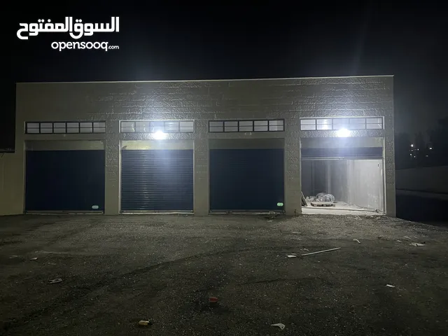 4 مستودعات متجاورة بمساحة إجمالية 211 متر – واجهة حجر وموقع مميز في الهاشمية
