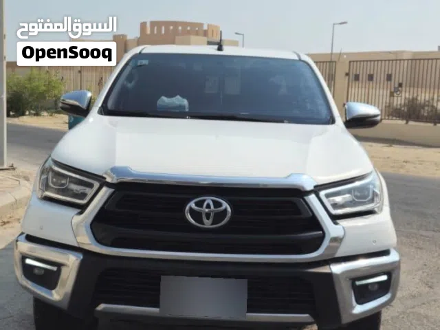 (تويوتا هايلكس ديزل دبل ) (موديل 2022) (ماكينة 2800 ديزل تيربو) (دفع رباعي ، دبل ، دفلوك)