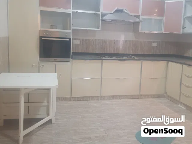 فيلا للايجار في المعبيلة الجنوبية الثامنه بقرب من نيستو و مدينة السلطان