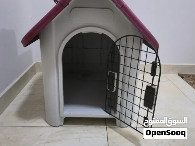 مستلزمات قطط وكلاب: بيت + لعبة + وعاء طعام شبه جديدة  للبيع بيت حيوان أليف مع لعبة ووعاء طعام بحالة