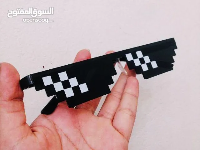 نظارة شمس علي شكل بكسلة كوبيوتر