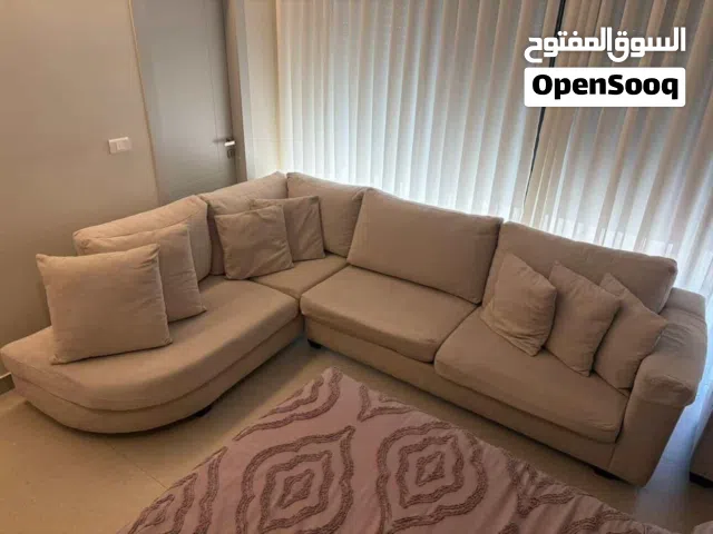 للبيع: كنبة زاوية + طاولة جانبية – مستعمل بحالة ممتازة