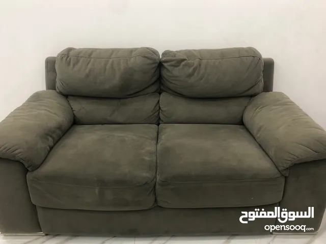 كنب مكون من ثلاثه