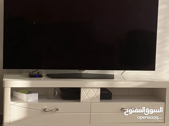 طاوله للتلفاز اللون ابيض مسكات فضي