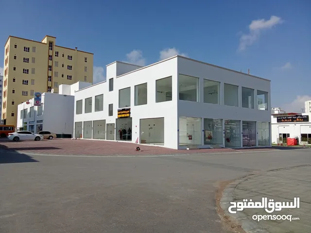 معرض كورنر 126متر مربع طابق اول  للإيجار في العامرات السادسة قريب جميع الخدمات