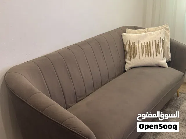 كنب فاخر 3 مقاعد بحالة نظيفة و ممتازة من (Home Centre)
