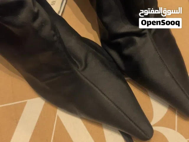 جزمة طويلة من زارا سعر 70 رح ابيعها 40 مع كرتونة متوفر توصيل