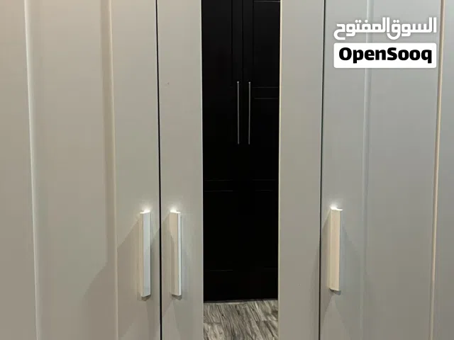 خزانة مع مكتب