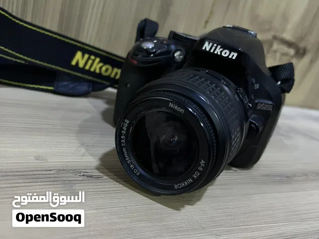 كاميرا نيكون D5200 نظيفة مع زوم 70-300 الرياضي