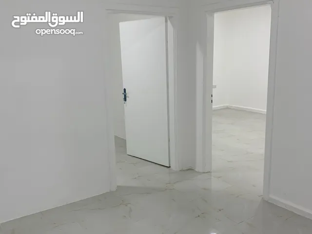 مكتب للايجار مقابل دوار الواحه مباشره بجانب مخبز غيث عماره 153 مجمع الواحة التجاري