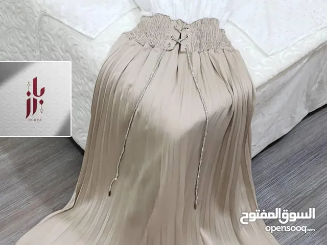 فستان نسائي طويل يتميزبـ: