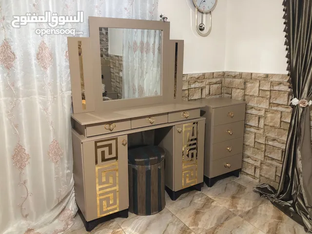 غرفة نوم بحالة الوكالة طقم كنب بحالة الوكالة طاولة شاشة 3 برادي مع 5 طقم طربيات للبيع بسعر مغري