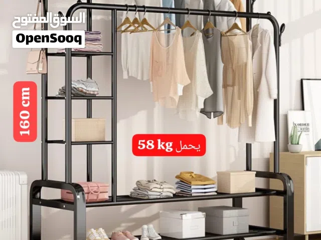 ستاند ملابس متعدد الاستخدامات مع أرفف للتخزين وعجلات للحركة، عملي ويوفر المساحة.