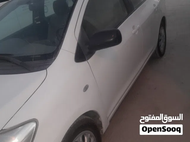 تويوتا يارس 2010 صالون / سيدان نظيفة بحالة جيدة وجيز بداخلية بيضاء