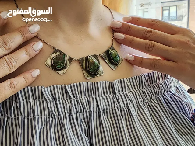 قلادة من الفضة المصنوعة يدوياً بثلاثة أحجار فيروزية على شكل دمعة – عمل فني فريد من نوعه (28 غرام)