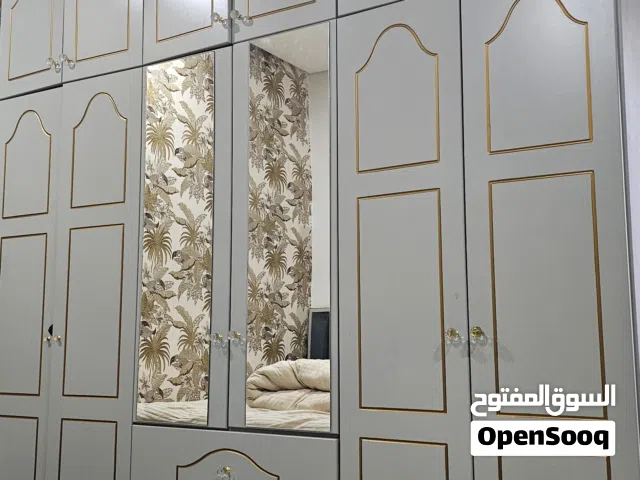 غرفة نوم كامله كبت كبير وسرير 180 /200بدون مترس ومنظره مع عدد 2 طاوله جانبيه