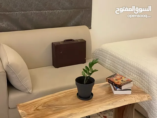 طاولة جديده من خشب الشريش الطبيعي
