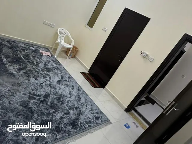 شقة الايجار في دبا الفجيرة  مفروشة فيها غرفة نوم مع مطبخ شاملة الكهربة ولماء 2500