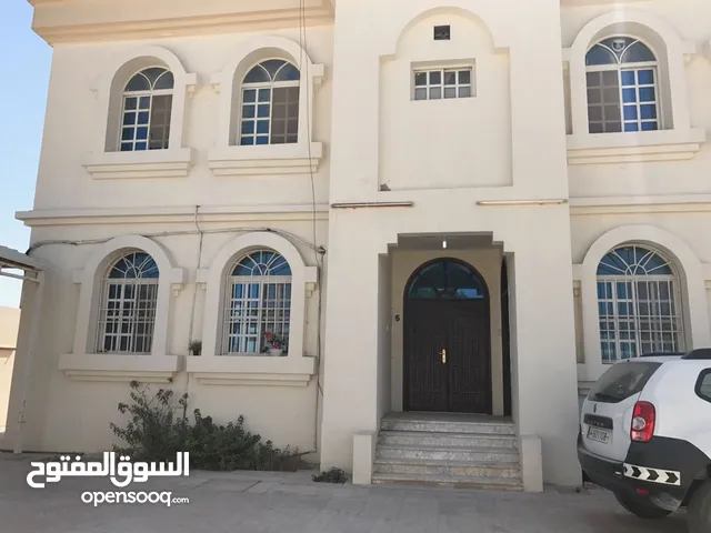 غرفة مع مطبخ وحمام شامل مع مكيف اسبيلت دور ارضي في فيلا 60 الدحيل العبيب 2200 ملحق خلف الفيلا اول با