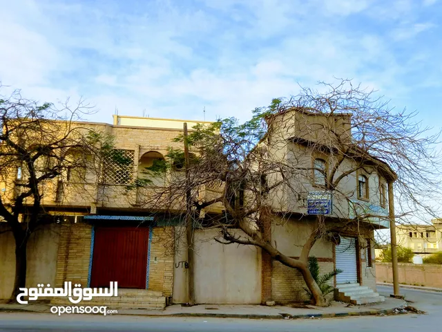 مبني ومحلات تجارية للبيع