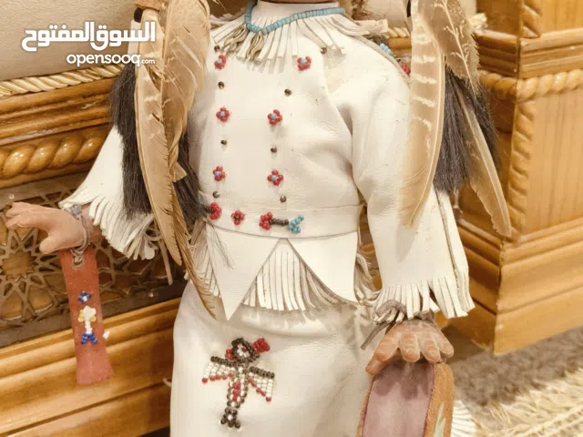 +1  هذه الدمية هي دمية Carlson Native American الهندية القديمة، وهي تمثيل لثقافة سكان أمريكا الأصليد