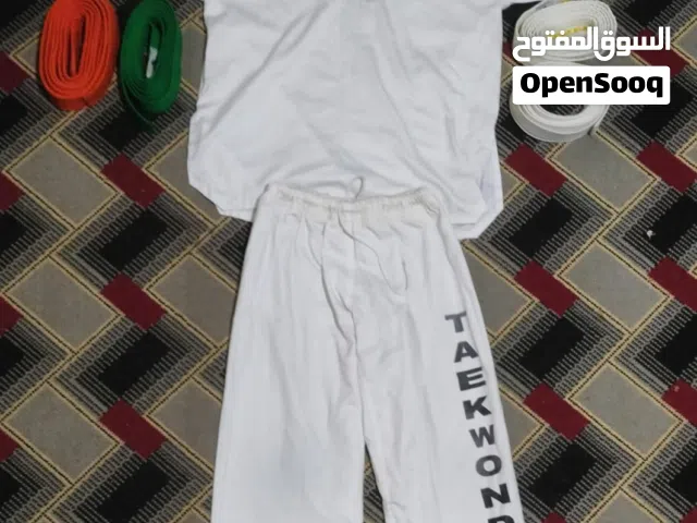 لباس لرياضة تيكواندو مع اربع احزمة