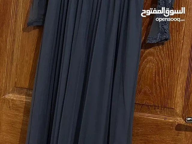 فساتين مستعمله بحالة جيدة جدا للبيع